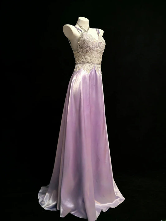 Robe de bal longue en satin lilas à fines bretelles et dentelle, coupe trapèze, idéale pour les femmes (AS047).