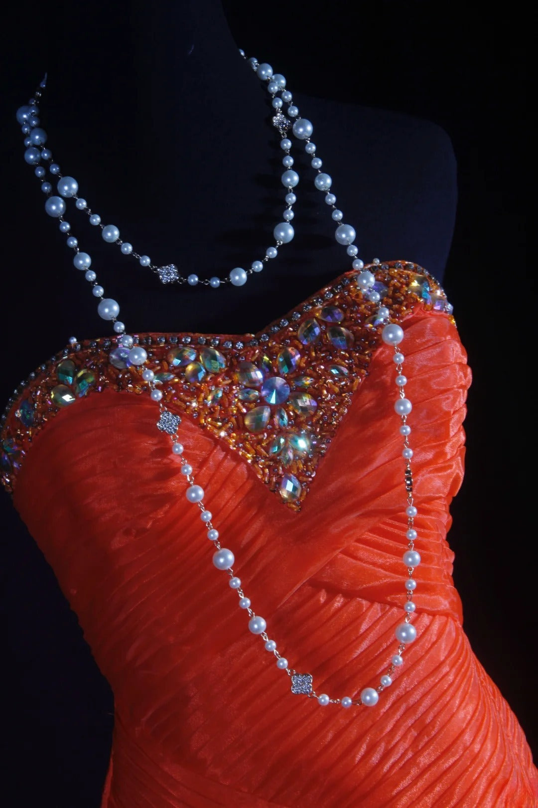 Robe de soirée longue rouge sirène vintage à décolleté cœur et perles de tulle, style rétro années 1950, idéale pour un anniversaire, un dîner ou un bal de promo (AS047)