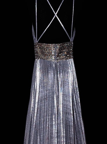 Robe de soirée longue grise plissée à fines bretelles et coupe trapèze, inspirée par le bal de fin d'année AS047