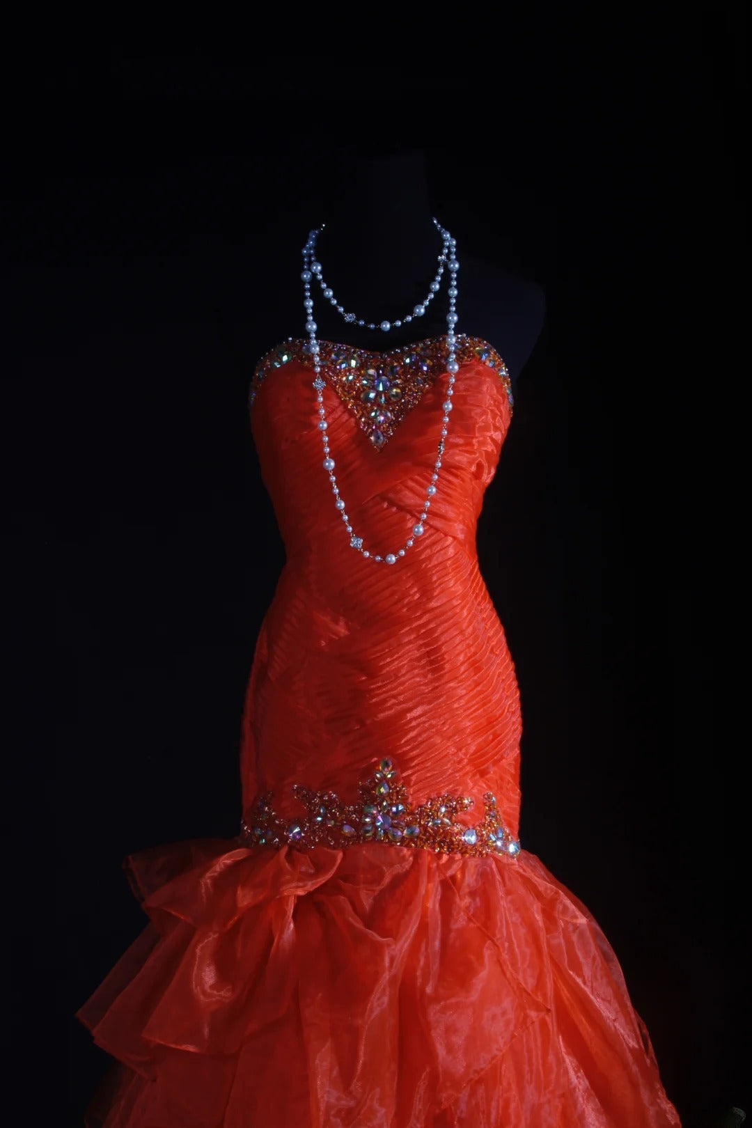 Robe de soirée longue rouge sirène vintage à décolleté cœur et perles de tulle, style rétro années 1950, idéale pour un anniversaire, un dîner ou un bal de promo (AS047)
