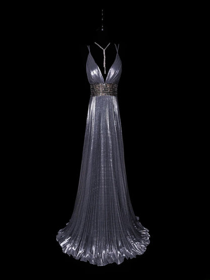 Robe de soirée longue grise plissée à fines bretelles et coupe trapèze, inspirée par le bal de fin d'année AS047