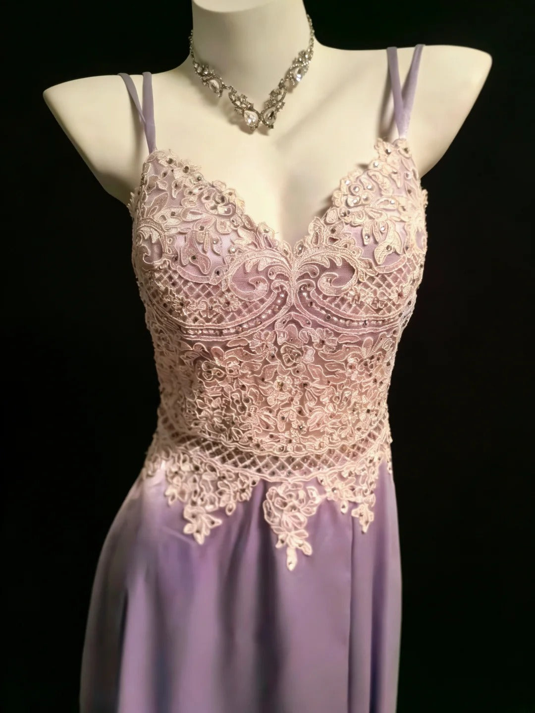Robe de bal longue en satin lilas à fines bretelles et dentelle, coupe trapèze, idéale pour les femmes (AS047).