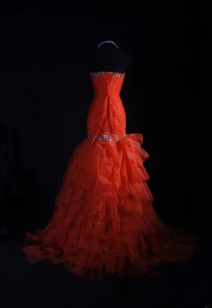 Robe de soirée longue rouge sirène vintage à décolleté cœur et perles de tulle, style rétro années 1950, idéale pour un anniversaire, un dîner ou un bal de promo (AS047)