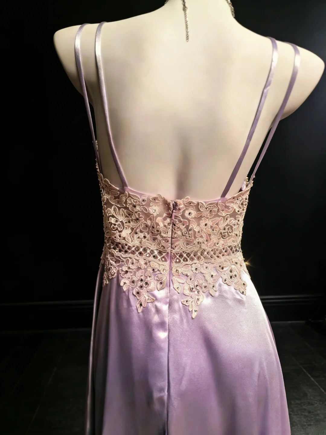 Robe de bal longue en satin lilas à fines bretelles et dentelle, coupe trapèze, idéale pour les femmes (AS047).