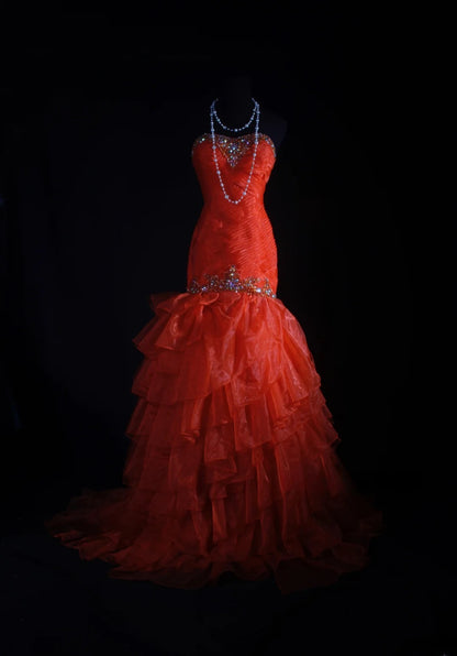 Robe de soirée longue rouge sirène vintage à décolleté cœur et perles de tulle, style rétro années 1950, idéale pour un anniversaire, un dîner ou un bal de promo (AS047)