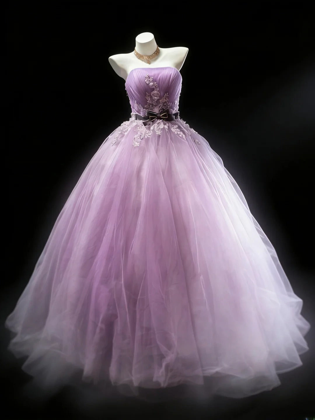 Robe de bal lilas sans bretelles, bustier et sans manches, ornée d'appliqués en tulle, longue, idéale pour une quinceañera, un anniversaire de 15 ou 16 ans (AS049).