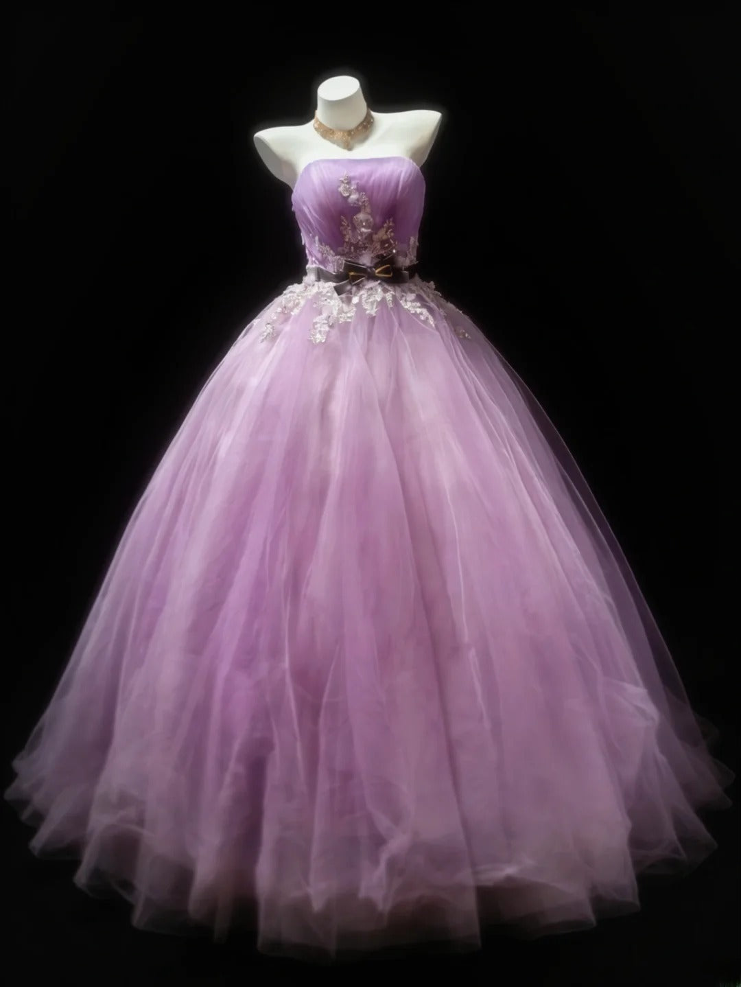 Robe de bal lilas sans bretelles, bustier et sans manches, ornée d'appliqués en tulle, longue, idéale pour une quinceañera, un anniversaire de 15 ou 16 ans (AS049).