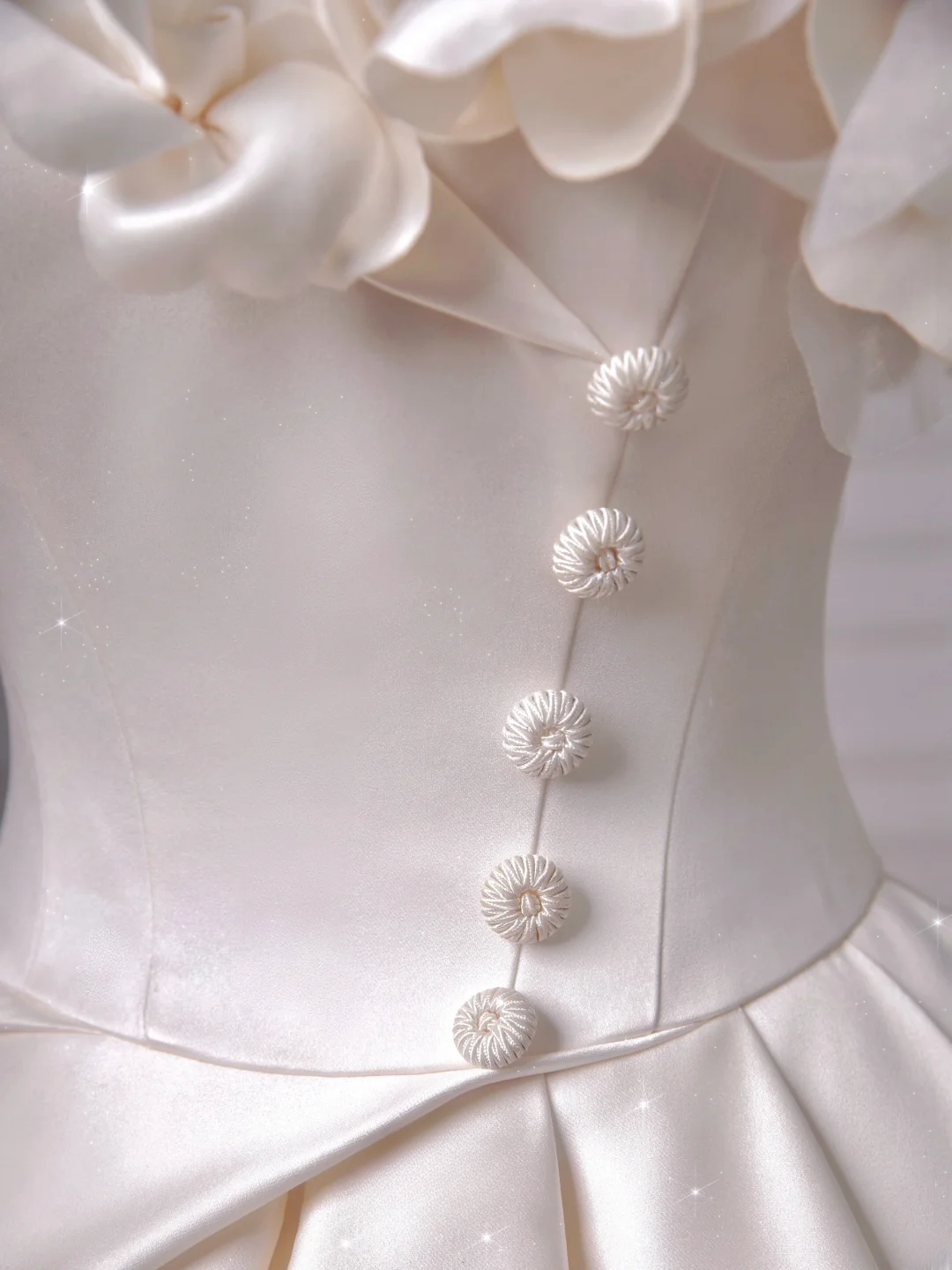 Robe de mariée intemporelle, robe de bal épaules dénudées en satin à volants, style robe de mariée avec corset plissé, robe de mariée longue ajustée AQ050