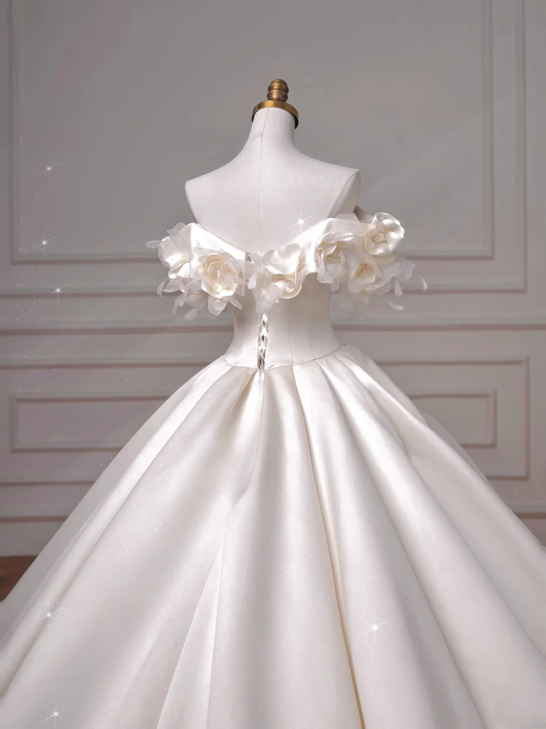 Robe de mariée intemporelle, robe de bal épaules dénudées en satin à volants, style robe de mariée avec corset plissé, robe de mariée longue ajustée AQ050