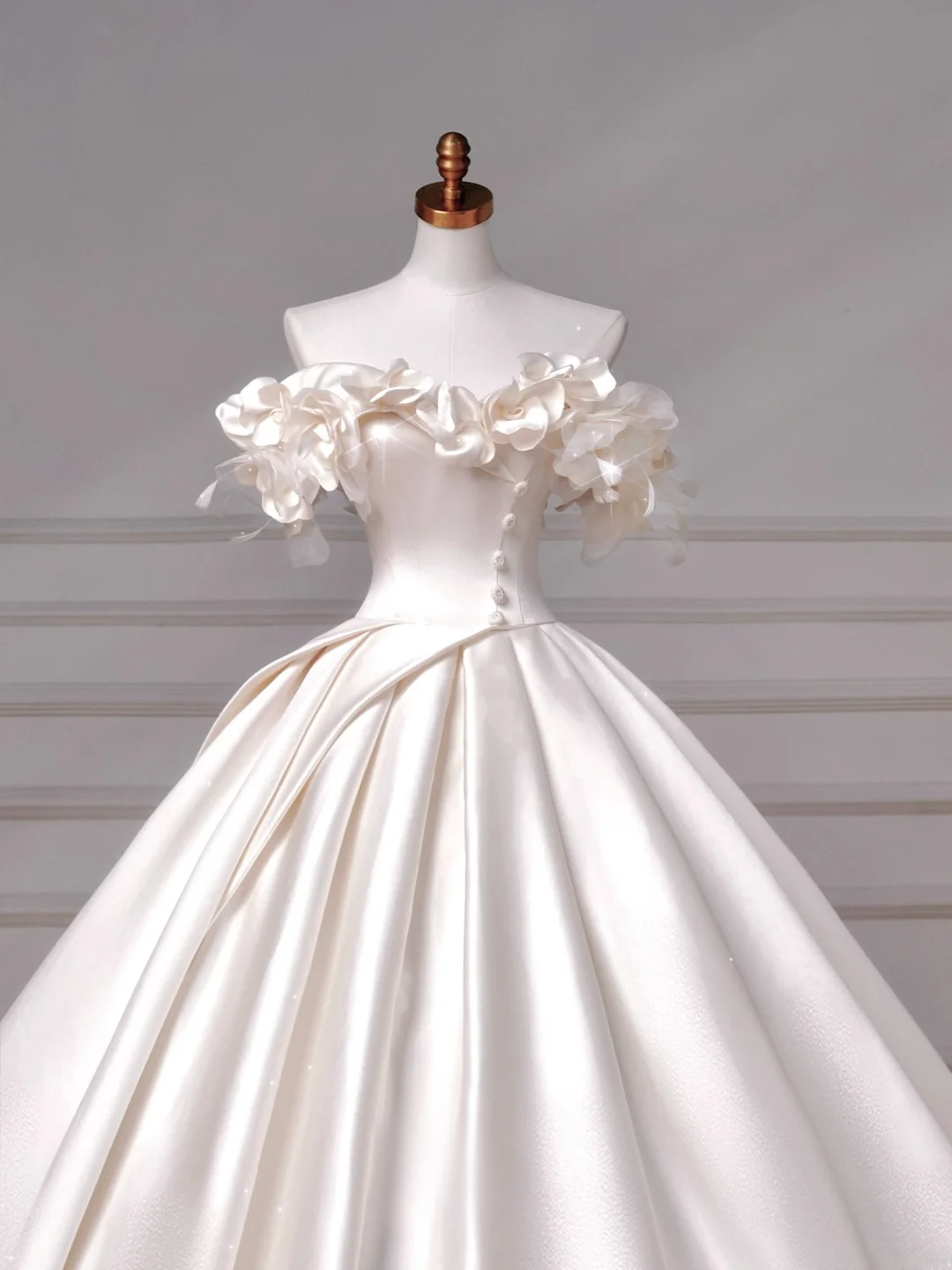 Robe de mariée intemporelle, robe de bal épaules dénudées en satin à volants, style robe de mariée avec corset plissé, robe de mariée longue ajustée AQ050