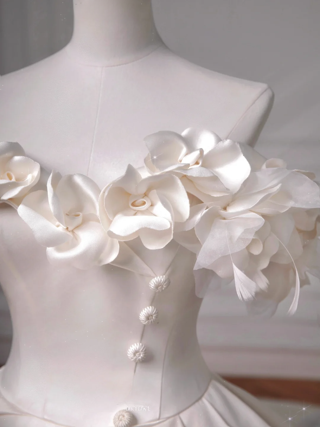 Robe de mariée intemporelle, robe de bal épaules dénudées en satin à volants, style robe de mariée avec corset plissé, robe de mariée longue ajustée AQ050