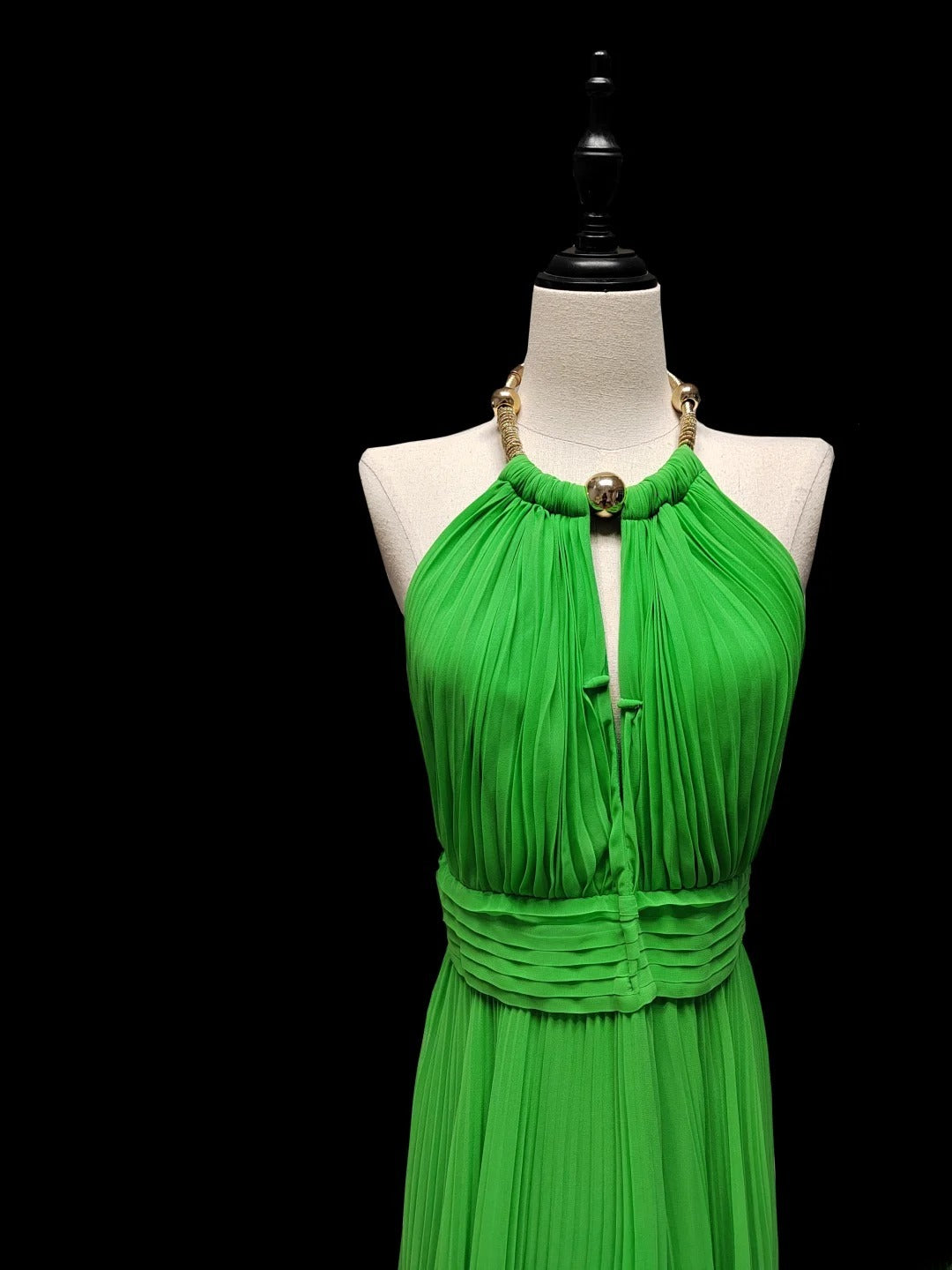 Robe de soirée longue en mousseline verte, dos nu plissé, coupe trapèze, style modeste. Inspiration pour bal de fin d'année AS051