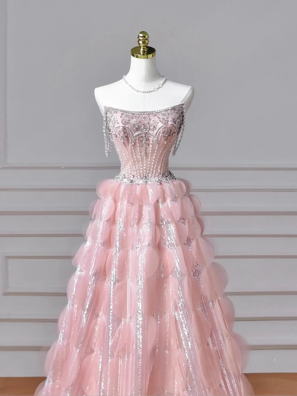 Elegante Abschlussballkleider für die Oberstufe: Trägerloses, pinkfarbenes Ballkleid mit Perlenbesatz, halbformell, lang, AQ051