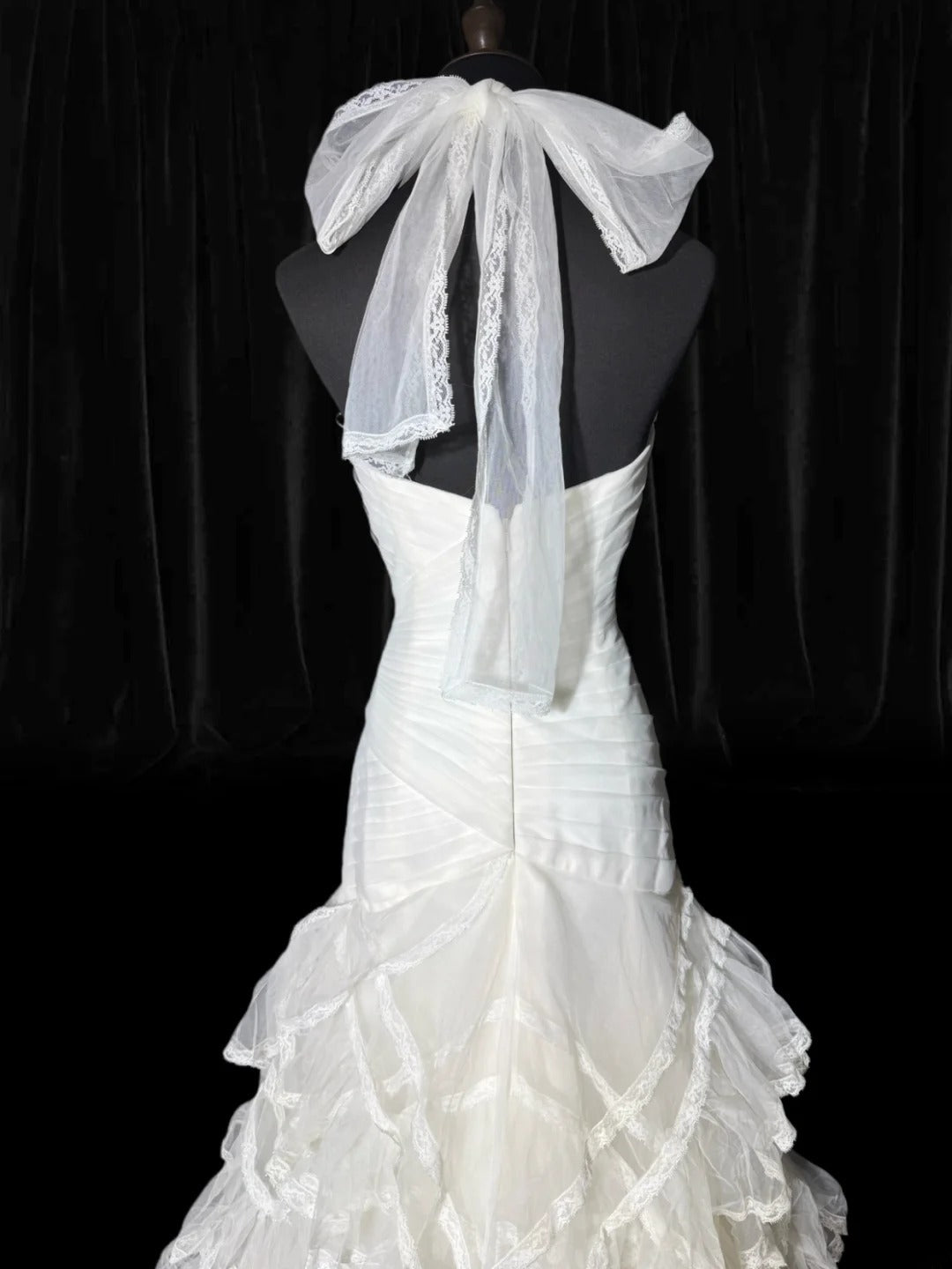 Zeitlose lange Brautkleider im Stil der 70er Jahre: Elegante Neckholderkleider im Meerjungfrauen- und Boho-Stil für die Braut mit figurbetontem, plissiertem Stufenkleid AS053