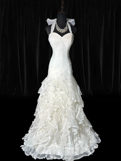 Zeitlose lange Brautkleider im Stil der 70er Jahre: Elegante Neckholderkleider im Meerjungfrauen- und Boho-Stil für die Braut mit figurbetontem, plissiertem Stufenkleid AS053