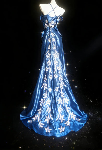 Robe de bal longue rétro années 1950, style sirène, bretelles spaghetti, satin bleu roi, ornée d'appliqués, AS053
