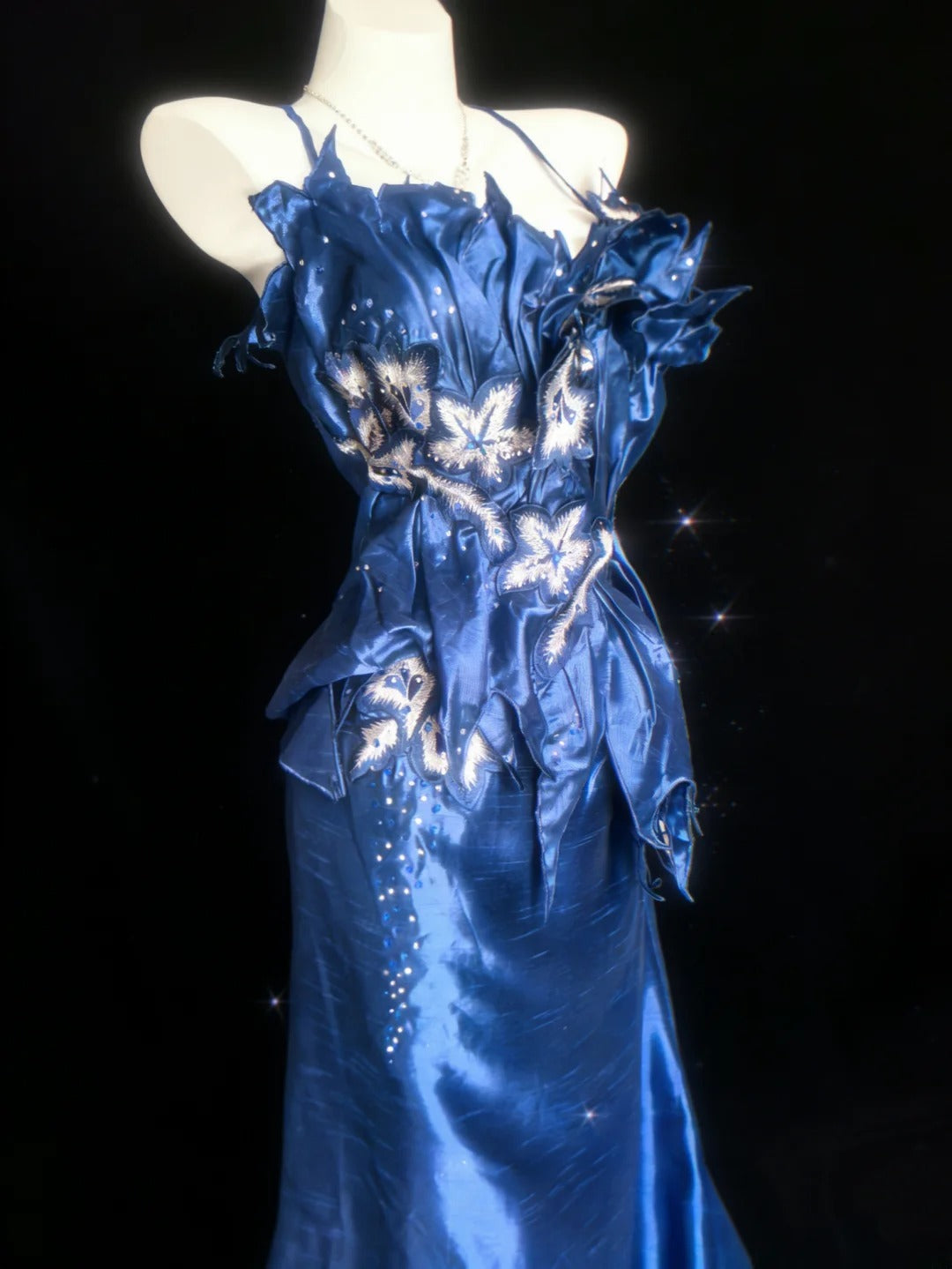 Robe de bal longue rétro années 1950, style sirène, bretelles spaghetti, satin bleu roi, ornée d'appliqués, AS053