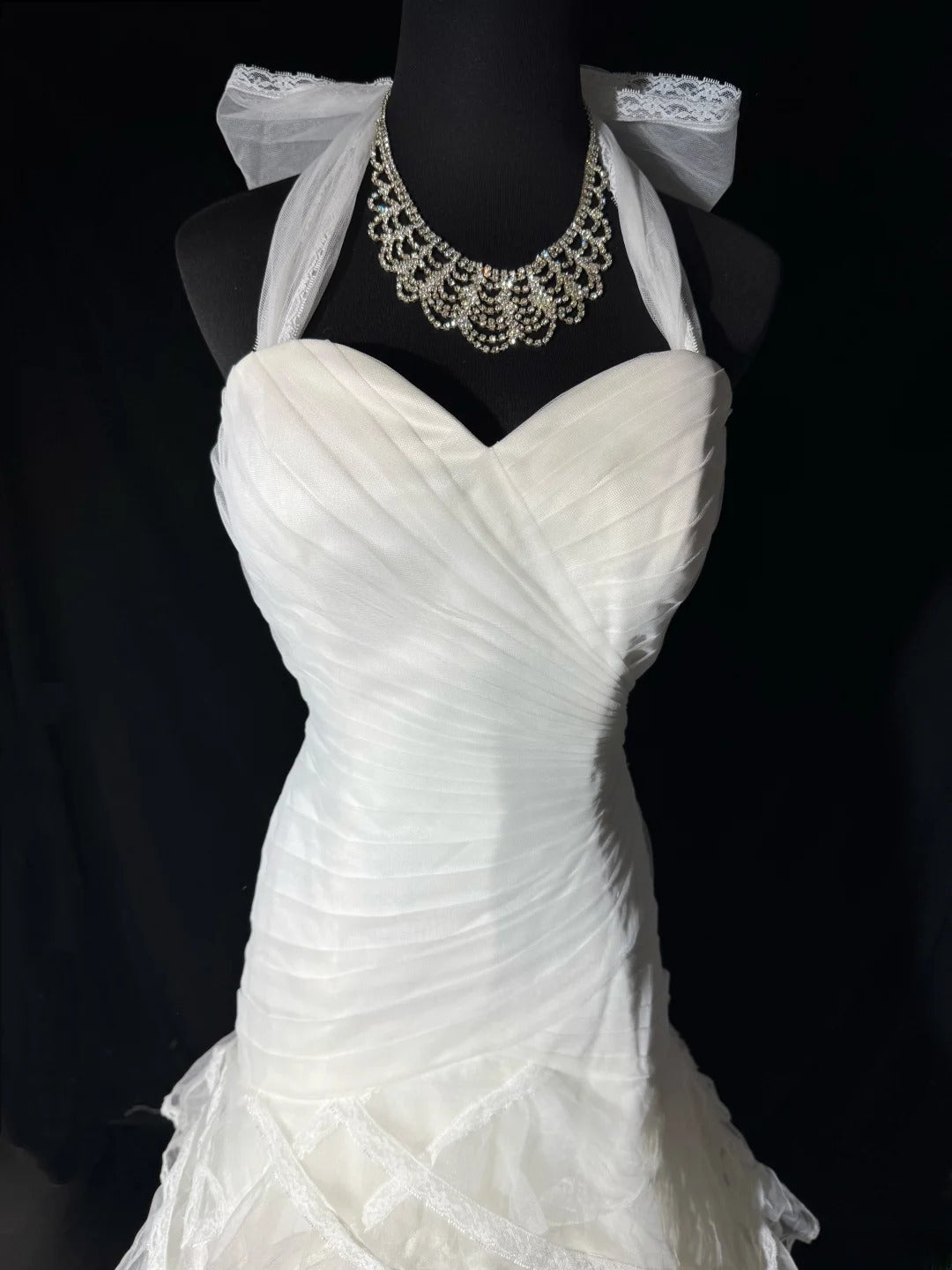 Zeitlose lange Brautkleider im Stil der 70er Jahre: Elegante Neckholderkleider im Meerjungfrauen- und Boho-Stil für die Braut mit figurbetontem, plissiertem Stufenkleid AS053