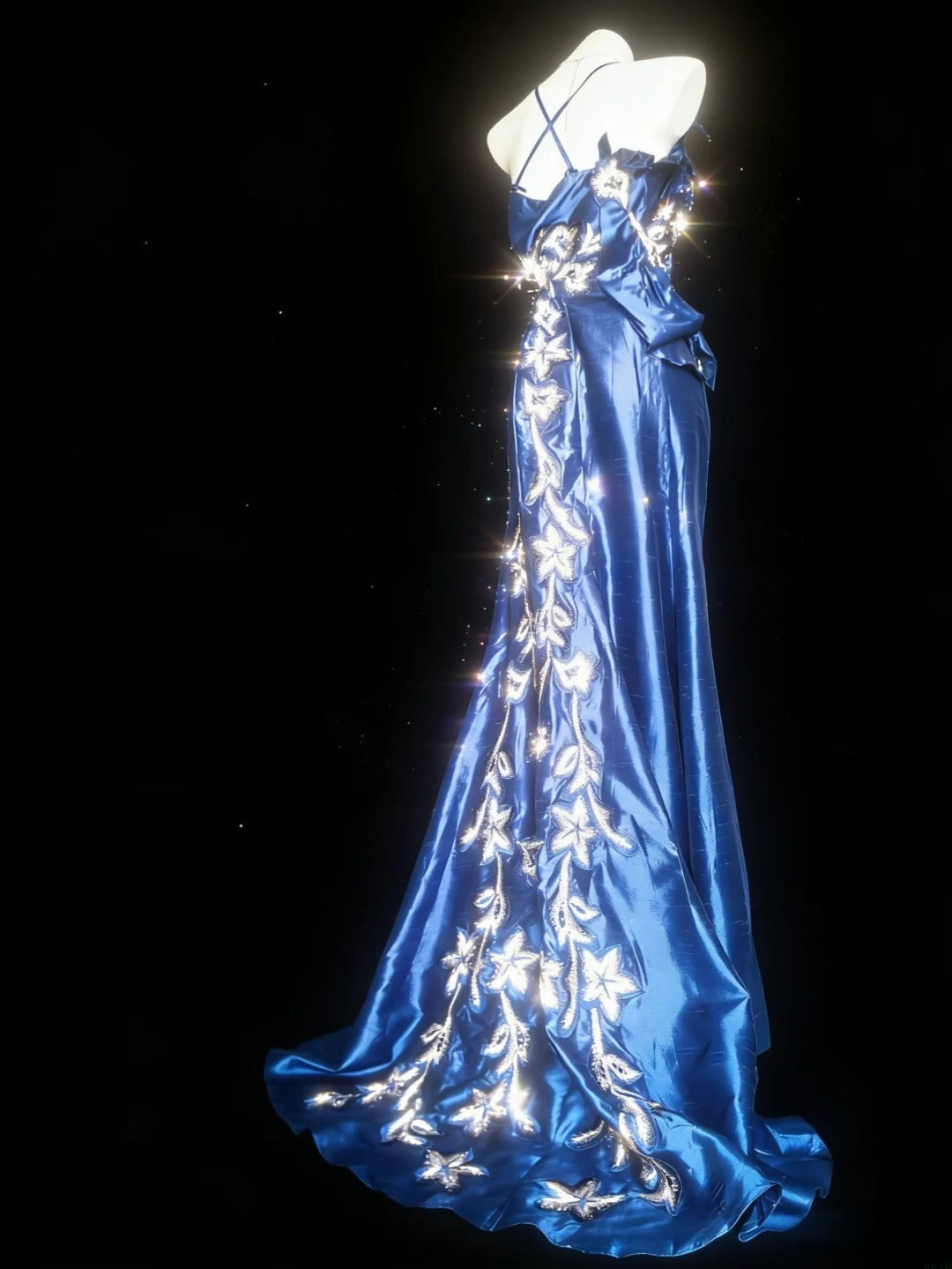 Robe de bal longue rétro années 1950, style sirène, bretelles spaghetti, satin bleu roi, ornée d'appliqués, AS053
