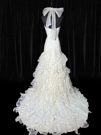Zeitlose lange Brautkleider im Stil der 70er Jahre: Elegante Neckholderkleider im Meerjungfrauen- und Boho-Stil für die Braut mit figurbetontem, plissiertem Stufenkleid AS053