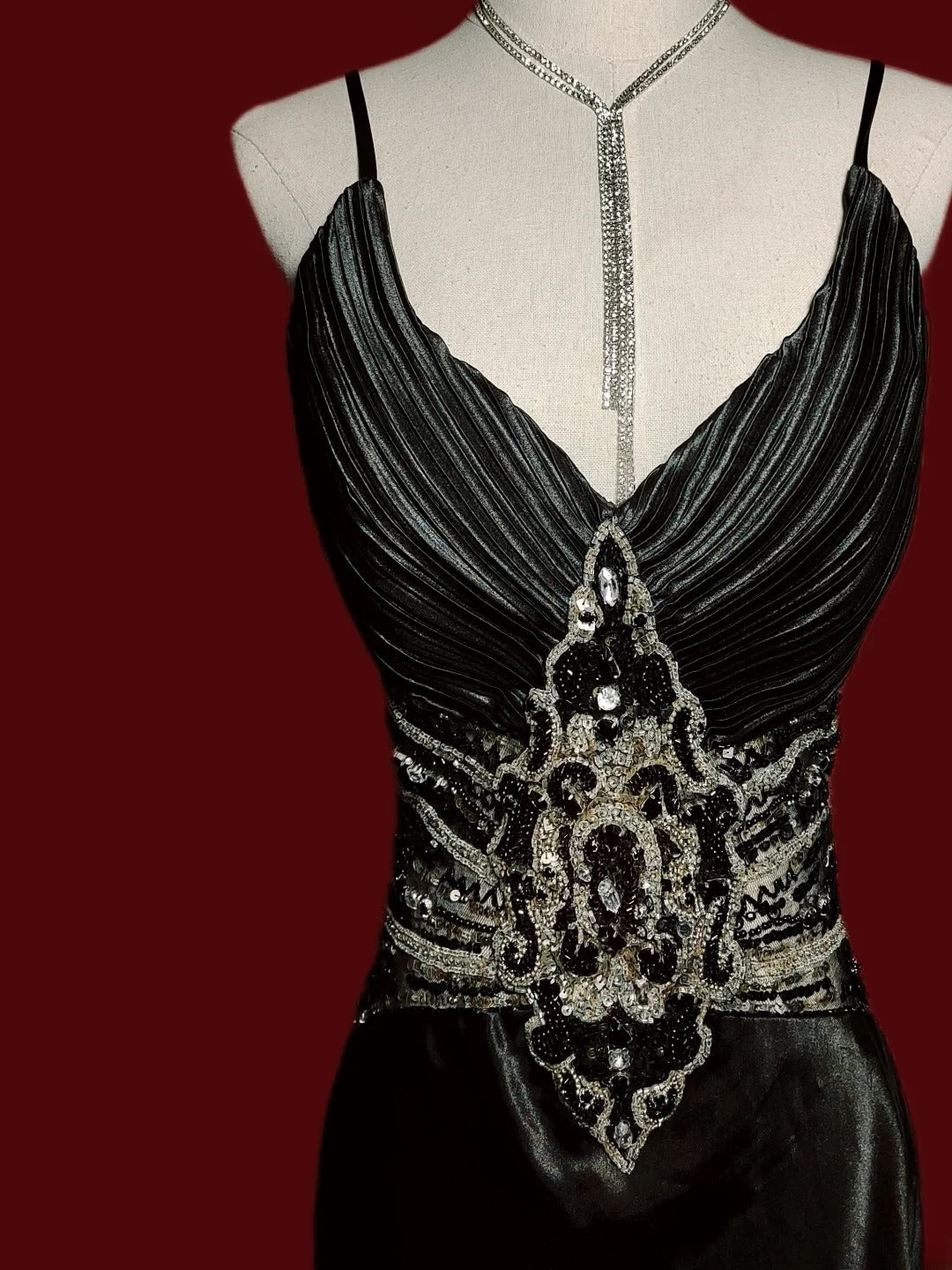 Robe de soirée longue noire à bretelles spaghetti, plissée et ornée de perles, style sirène, inspiration pour bal de fin d'année AS054