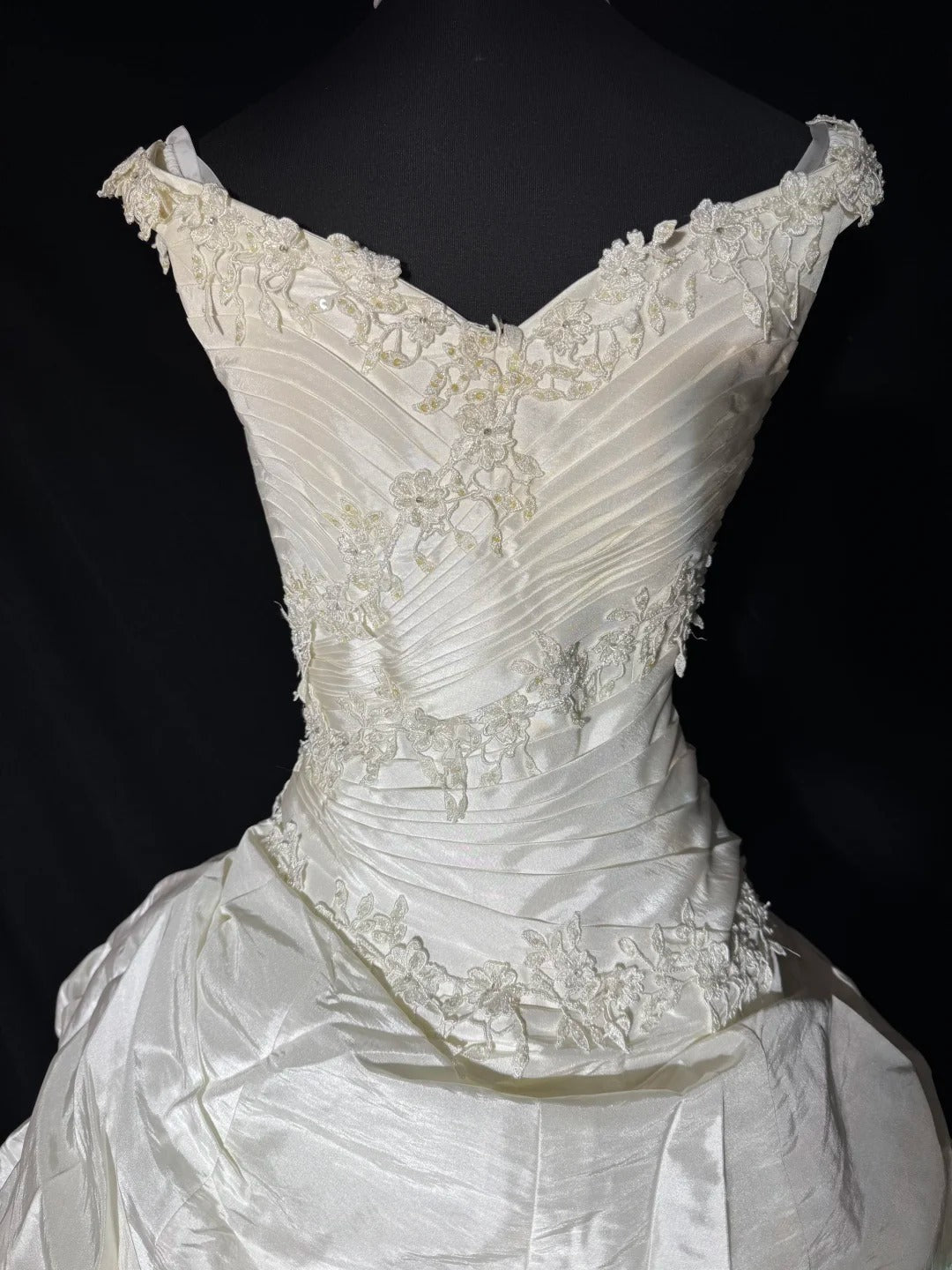 Vintage langes Brautkleid im Stil der 1960er Jahre, Ballkleid mit V-Ausschnitt, gestuft mit plissierter Spitzenschleppe, weißes Brautkleid AS054