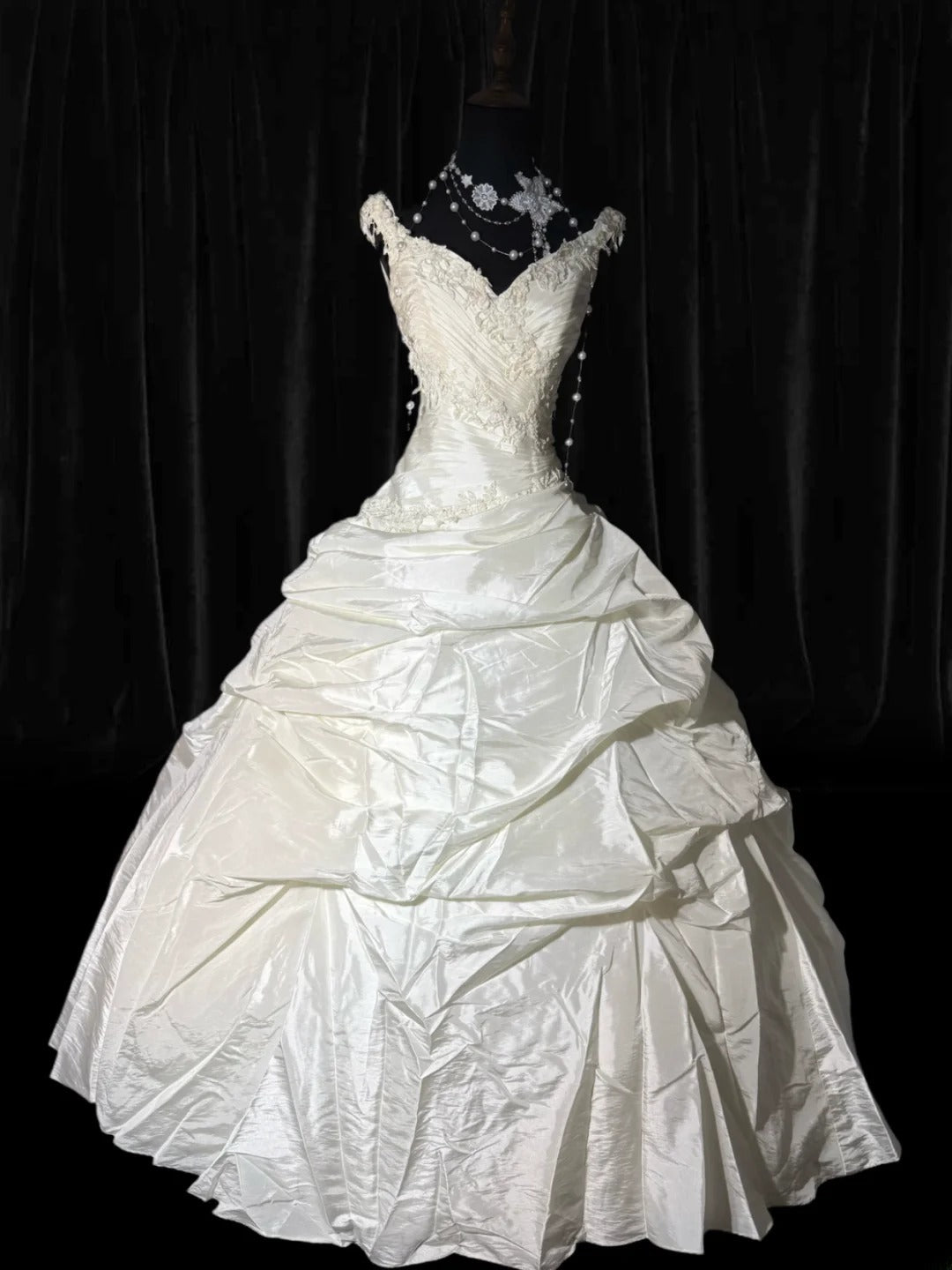 Vintage langes Brautkleid im Stil der 1960er Jahre, Ballkleid mit V-Ausschnitt, gestuft mit plissierter Spitzenschleppe, weißes Brautkleid AS054
