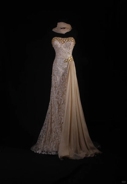 Robe de soirée longue vintage sirène à décolleté cœur en dentelle champagne avec foulard et perles dorées, style rétro chic années 1950, idéale pour un anniversaire, un dîner ou un bal de promo (AS056)