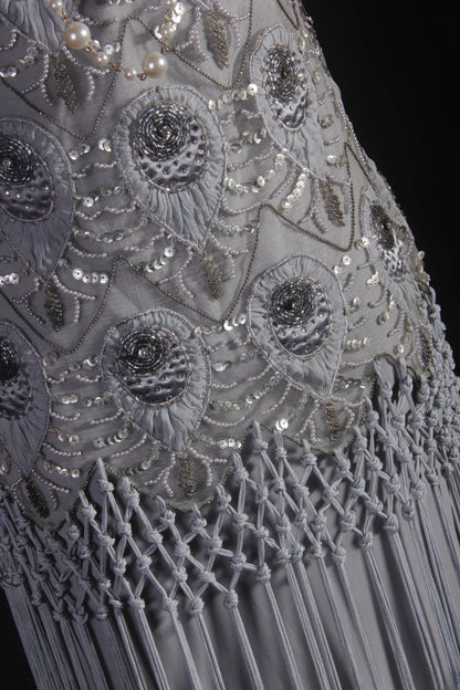 Vintage Etuikleid mit V-Ausschnitt, Spitze, silbergrau, Quasten und Perlen, langes Partykleid im eleganten Retro-Stil der 1950er Jahre, ideal für Geburtstage, Abendessen und Abschlussbälle (AS058)