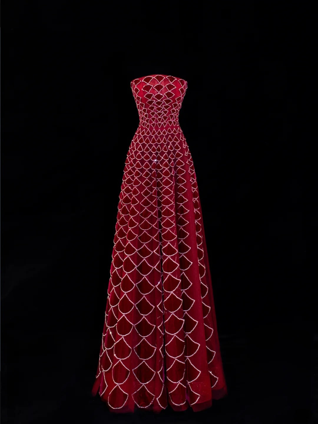 Elegantes, trägerloses Ballkleid aus burgunderrotem Samt mit aufwendiger Perlenstickerei, langes Abendkleid SA058