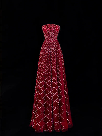 Elegantes, trägerloses Ballkleid aus burgunderrotem Samt mit aufwendiger Perlenstickerei, langes Abendkleid SA058