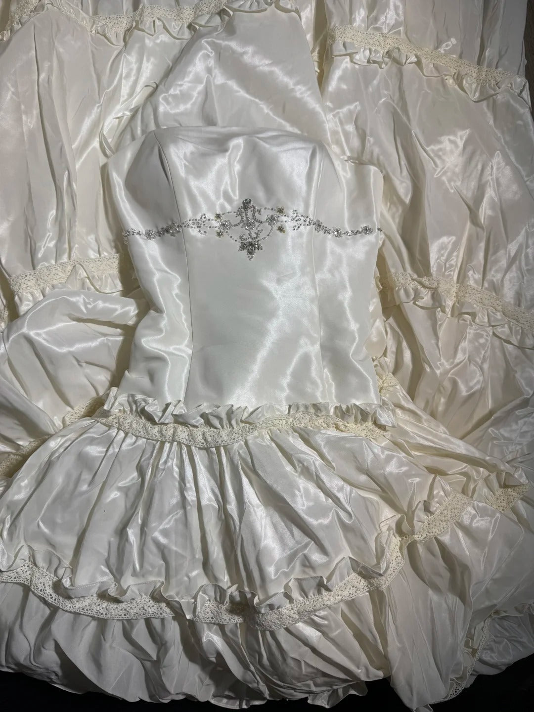 Vintage langes Brautkleid im Stil der 1960er Jahre, trägerloses Ballkleid mit plissierter Spitzenschleppe, weißes Brautkleid AS058