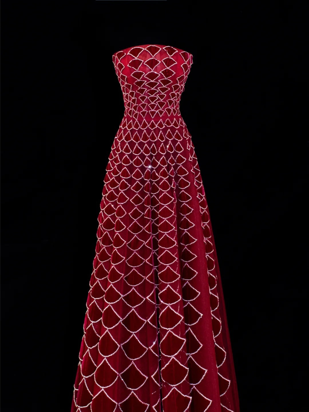 Elegantes, trägerloses Ballkleid aus burgunderrotem Samt mit aufwendiger Perlenstickerei, langes Abendkleid SA058