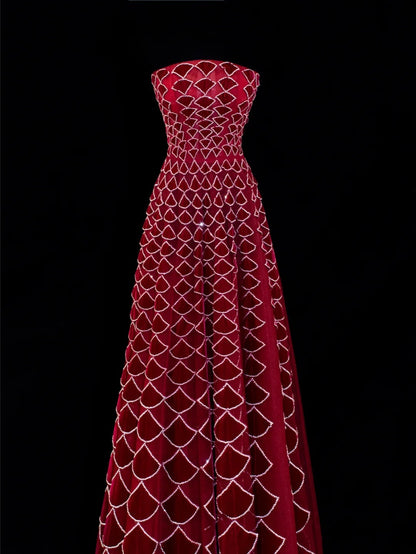 Elegantes, trägerloses Ballkleid aus burgunderrotem Samt mit aufwendiger Perlenstickerei, langes Abendkleid SA058