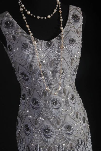 Vintage Etuikleid mit V-Ausschnitt, Spitze, silbergrau, Quasten und Perlen, langes Partykleid im eleganten Retro-Stil der 1950er Jahre, ideal für Geburtstage, Abendessen und Abschlussbälle (AS058)