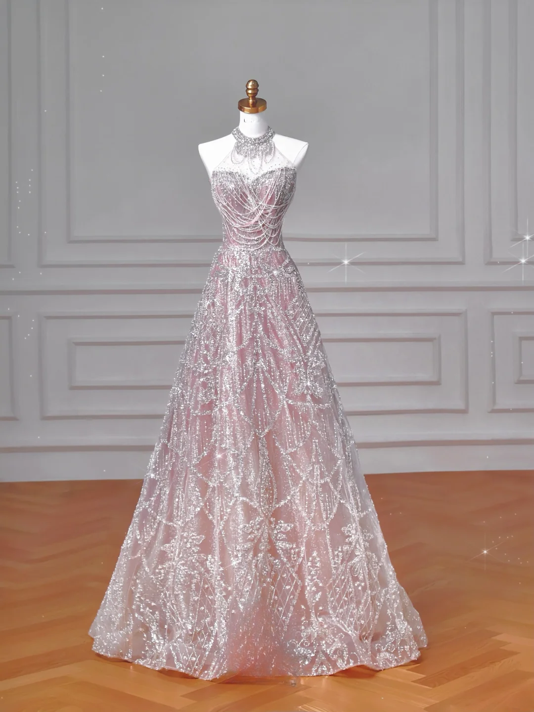 Robe de soirée longue rose à paillettes, col montant et coupe trapèze, idéale pour les bals de fin d'année et les dîners chics. AQ058