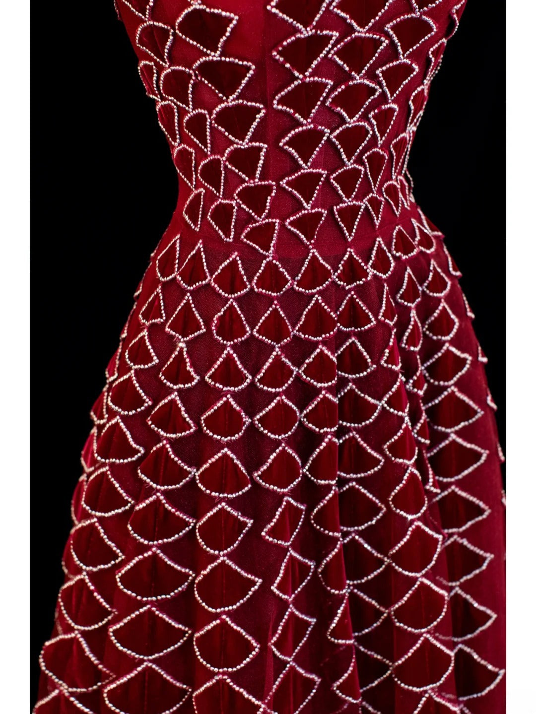 Elegantes, trägerloses Ballkleid aus burgunderrotem Samt mit aufwendiger Perlenstickerei, langes Abendkleid SA058