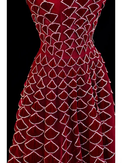 Elegantes, trägerloses Ballkleid aus burgunderrotem Samt mit aufwendiger Perlenstickerei, langes Abendkleid SA058