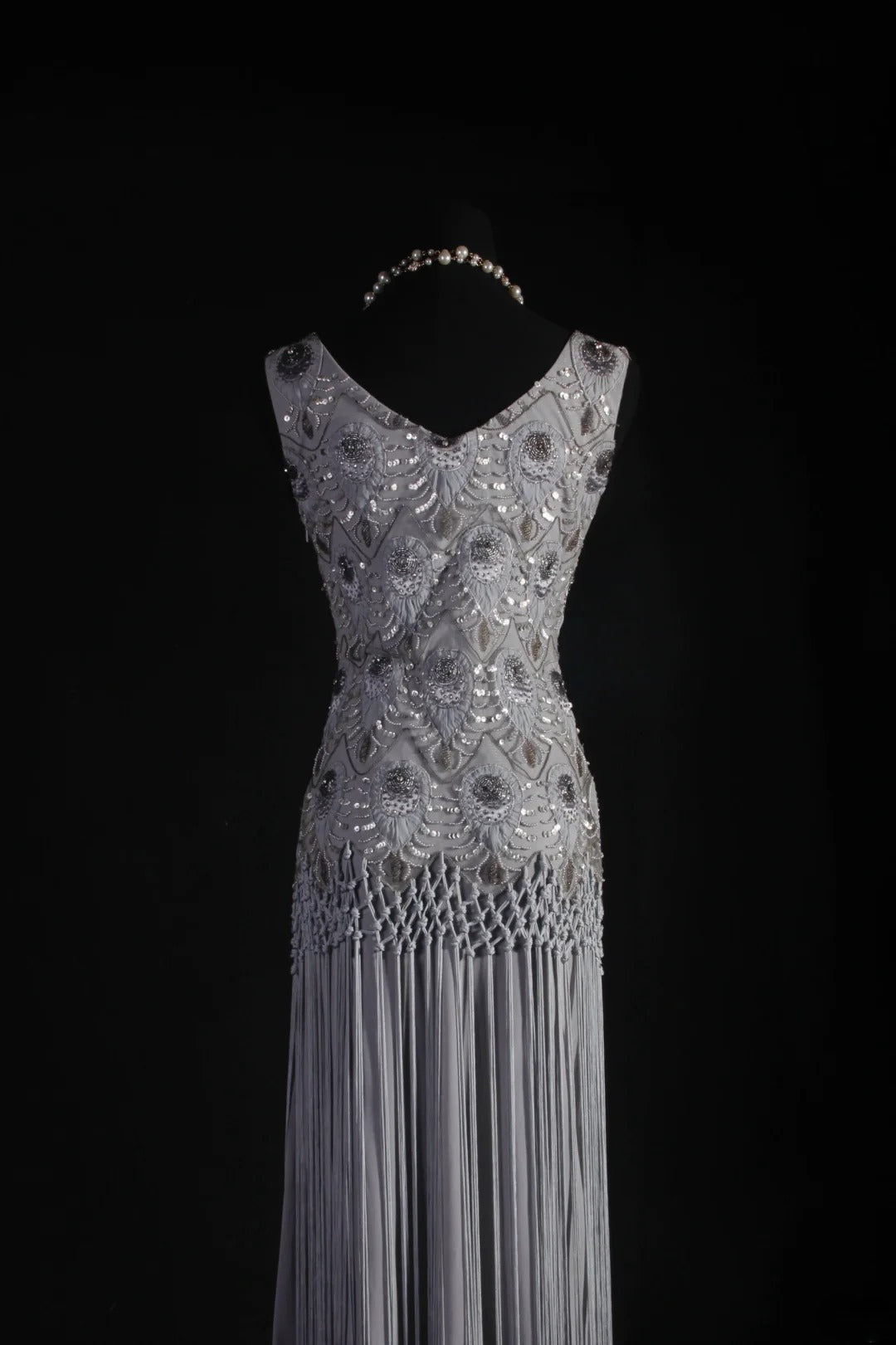 Vintage Etuikleid mit V-Ausschnitt, Spitze, silbergrau, Quasten und Perlen, langes Partykleid im eleganten Retro-Stil der 1950er Jahre, ideal für Geburtstage, Abendessen und Abschlussbälle (AS058)