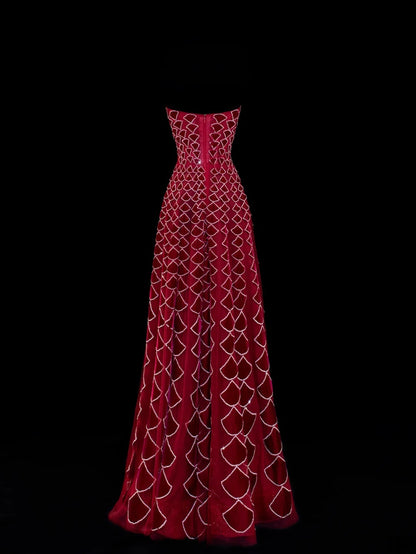 Elegantes, trägerloses Ballkleid aus burgunderrotem Samt mit aufwendiger Perlenstickerei, langes Abendkleid SA058