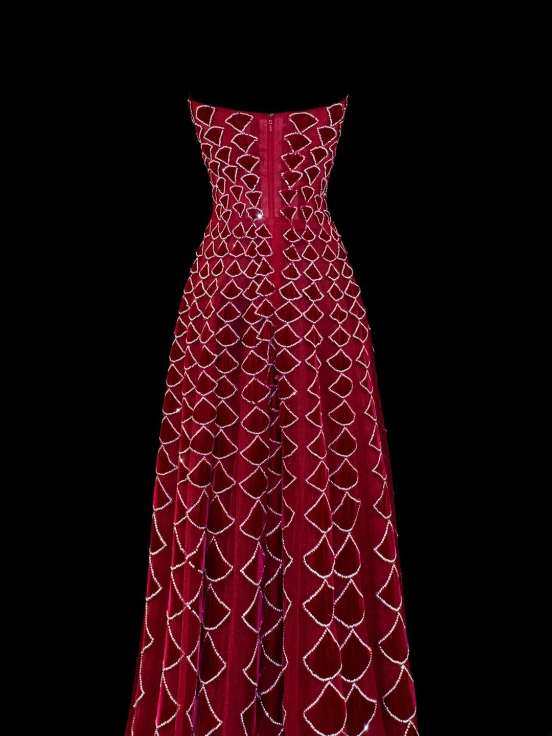 Elegantes, trägerloses Ballkleid aus burgunderrotem Samt mit aufwendiger Perlenstickerei, langes Abendkleid SA058