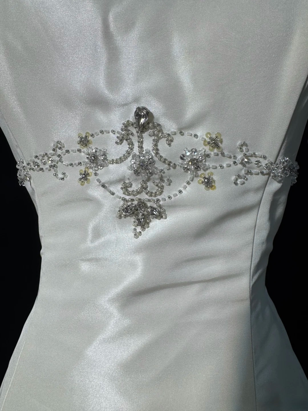 Vintage langes Brautkleid im Stil der 1960er Jahre, trägerloses Ballkleid mit plissierter Spitzenschleppe, weißes Brautkleid AS058