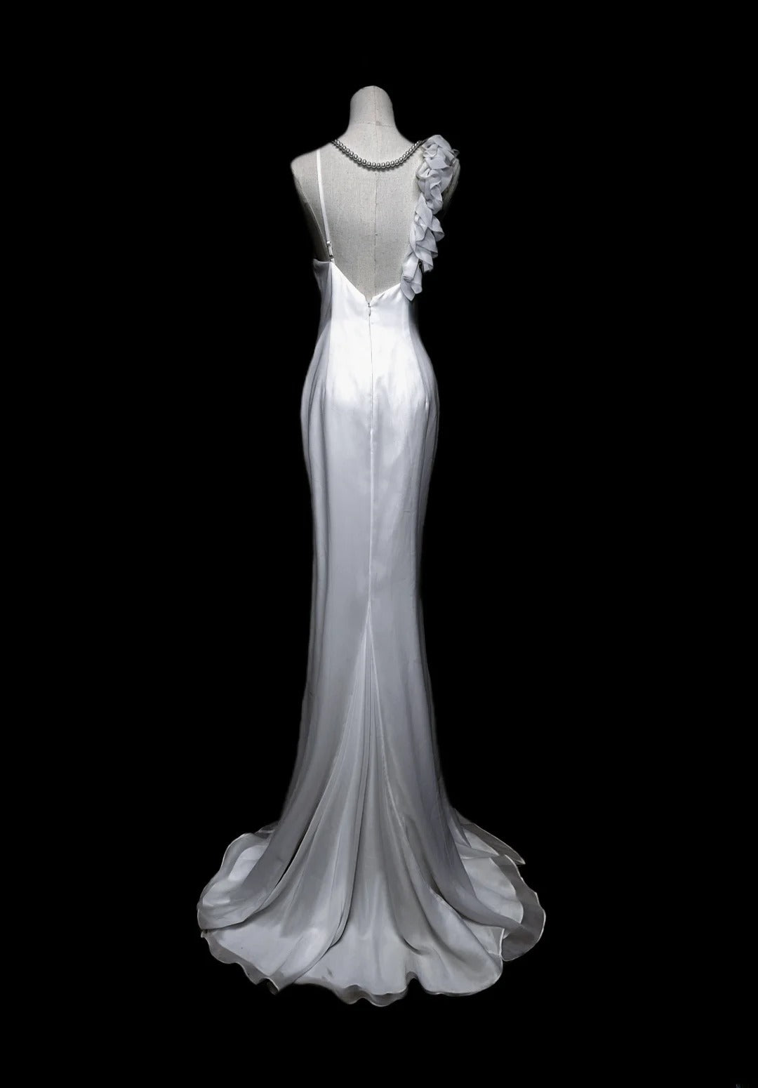 Elegantes, langes Abendkleid aus weißem Chiffon mit Spaghettiträgern im Meerjungfrauenstil – Inspiration für Abschlussball und Abiball AS059