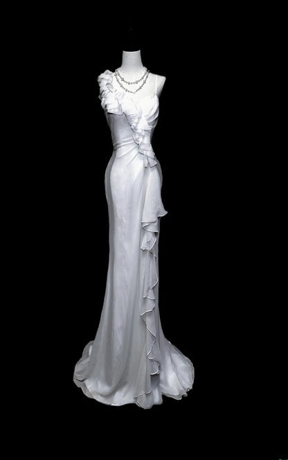 Elegantes, langes Abendkleid aus weißem Chiffon mit Spaghettiträgern im Meerjungfrauenstil – Inspiration für Abschlussball und Abiball AS059