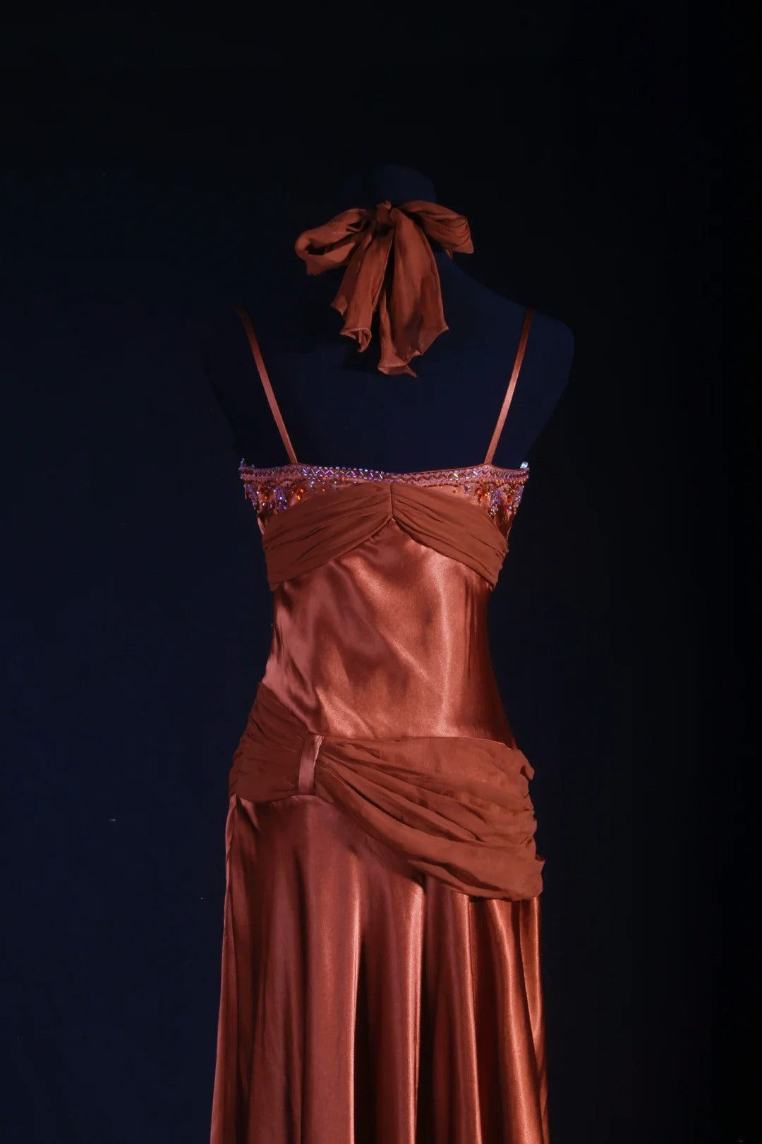 Robe de soirée vintage fourreau dos nu en satin et dentelle avec perles, style rétro années 50, idéale pour un anniversaire, un dîner ou un bal de promo (AS059)