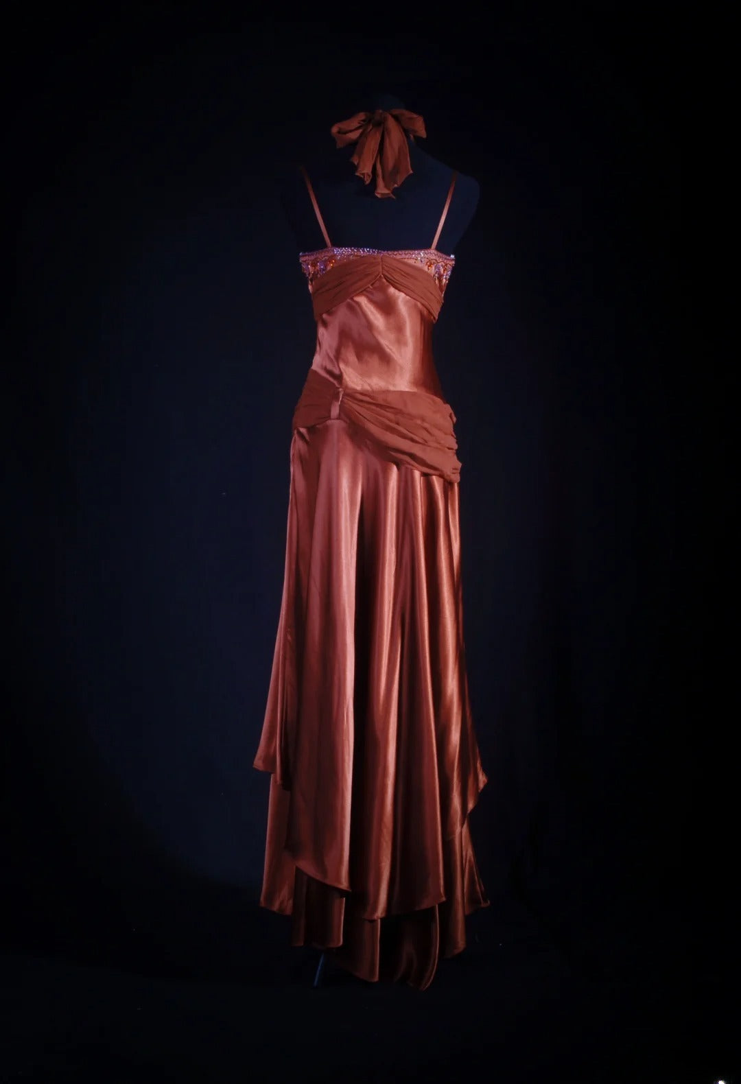Robe de soirée vintage fourreau dos nu en satin et dentelle avec perles, style rétro années 50, idéale pour un anniversaire, un dîner ou un bal de promo (AS059)