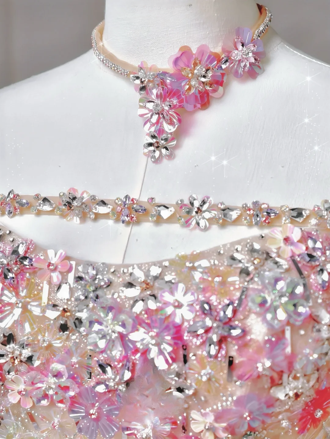Wunderschönes, trägerloses, langes, weißes Pailletten-Ballkleid mit Perlenbesatz, perfekt für formelle Anlässe wie Abschlussball, Abendveranstaltung oder Partys – ideal für Teenager (AQ059).