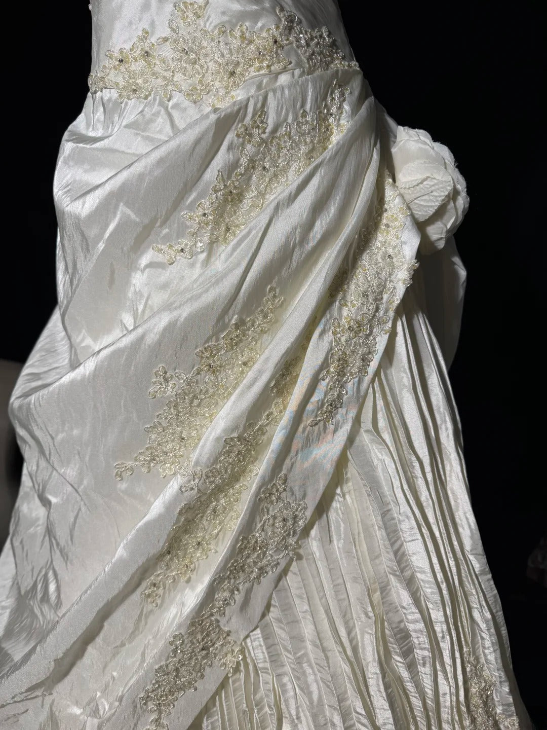 Zeitlose lange Brautkleider im Stil der 70er Jahre: Elegante A-Linien-Neckholderkleider im Bohème-Stil mit tailliertem, plissiertem Brautkleid AS060