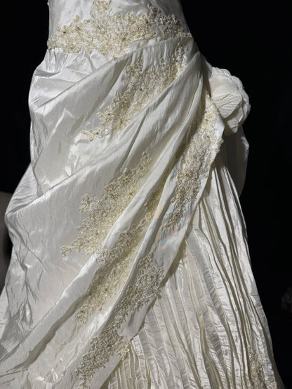 Zeitlose lange Brautkleider im Stil der 70er Jahre: Elegante A-Linien-Neckholderkleider im Bohème-Stil mit tailliertem, plissiertem Brautkleid AS060