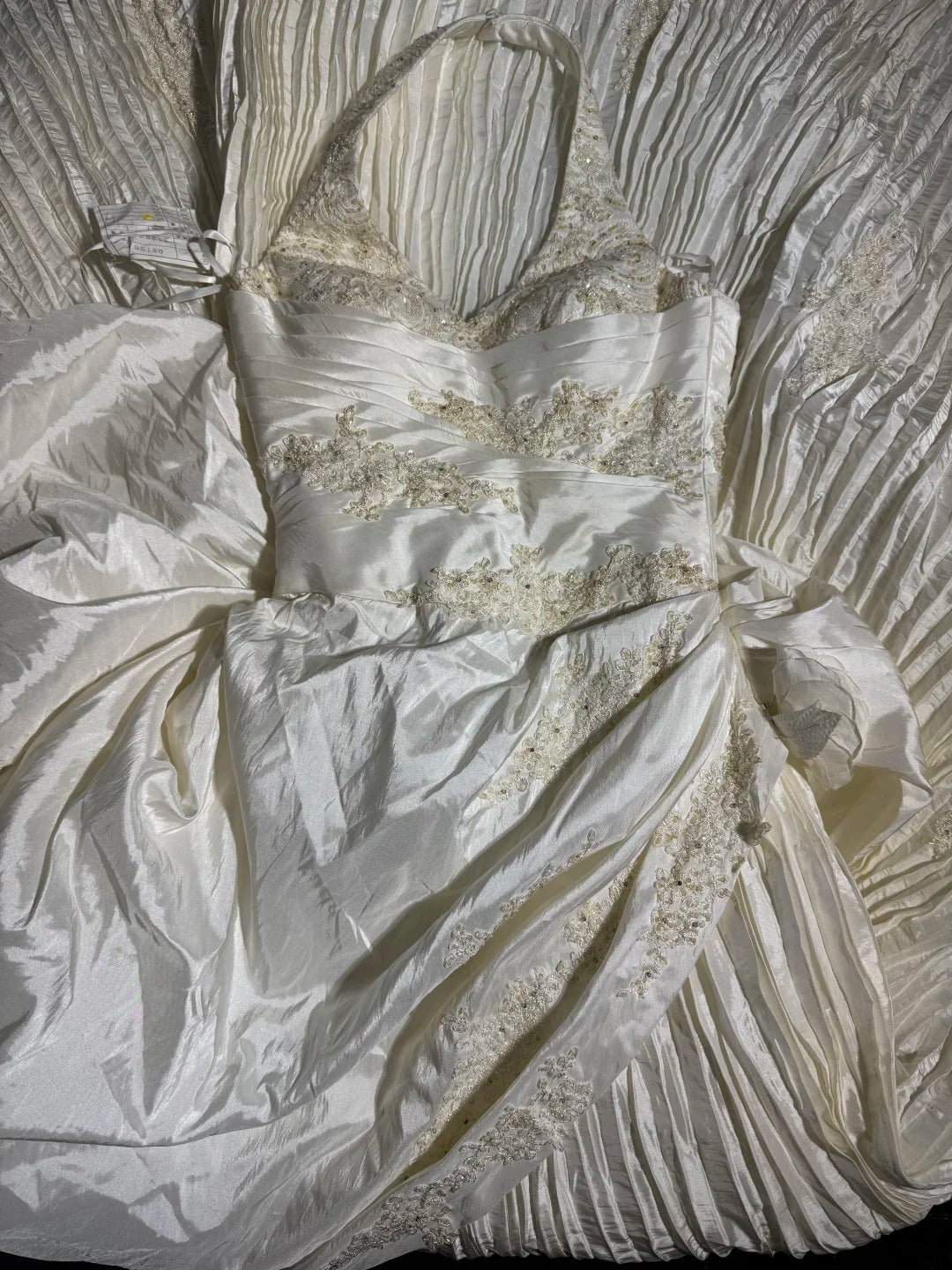 Zeitlose lange Brautkleider im Stil der 70er Jahre: Elegante A-Linien-Neckholderkleider im Bohème-Stil mit tailliertem, plissiertem Brautkleid AS060